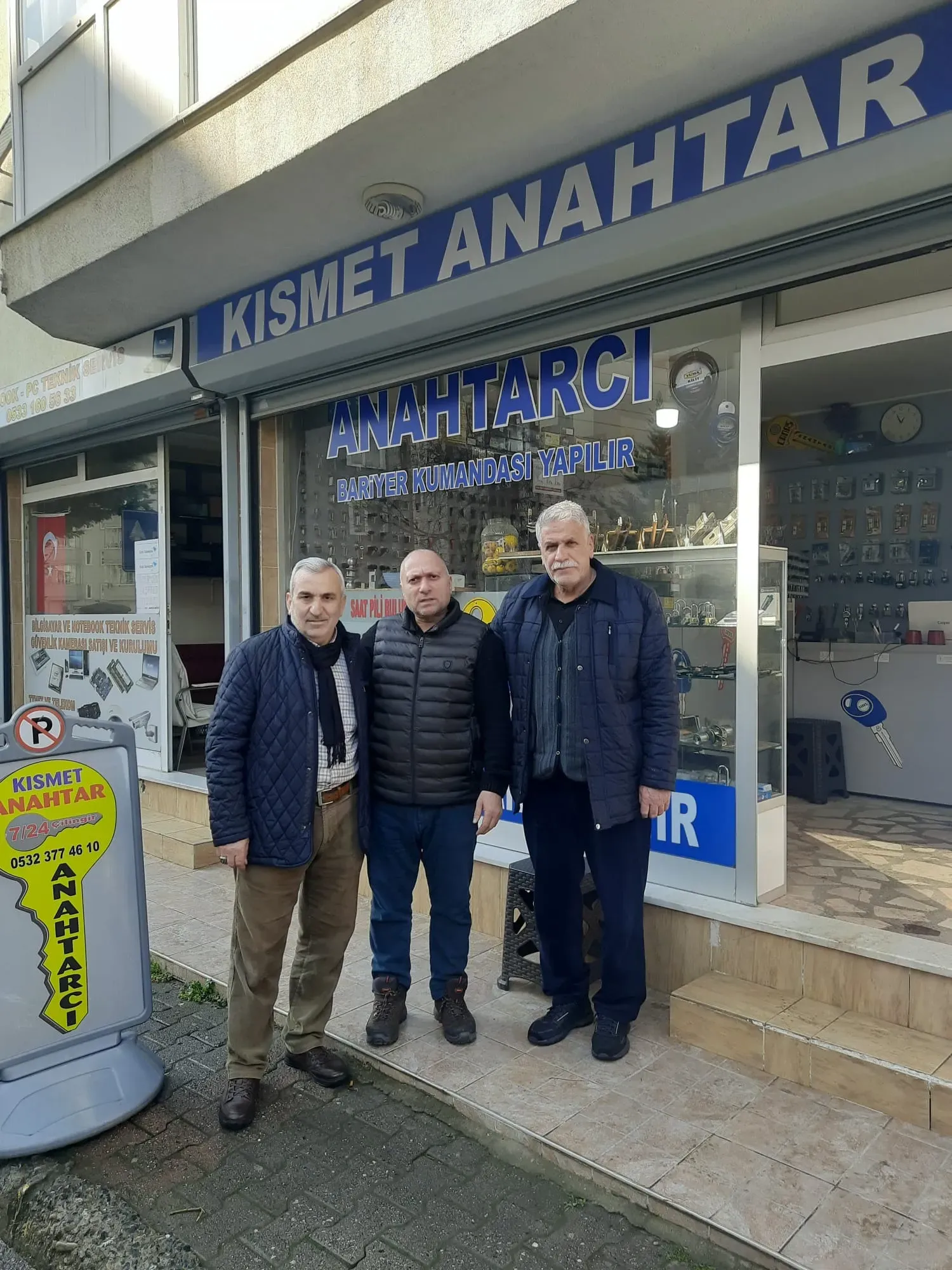 Kısmet Anahtar dükkanı önünde